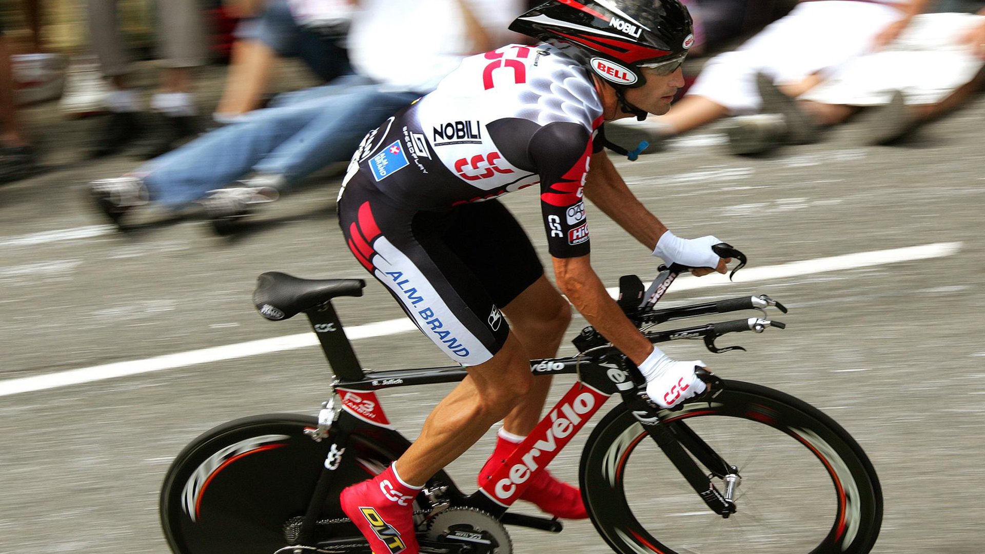 “马科斯·莫奇的速度与力量,成为阿根廷美洲狮队防守的坚实保障”