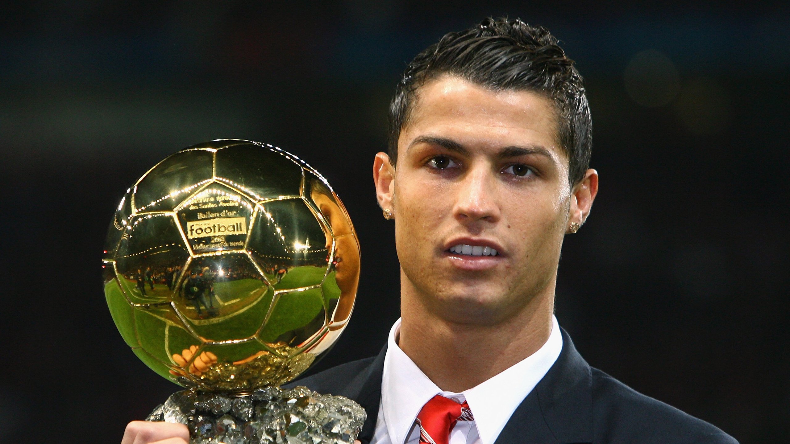 开云体育在线-世界冠军许昕近况,现身迪士尼当“保镖”,妻子带俩娃锅盖头抢镜